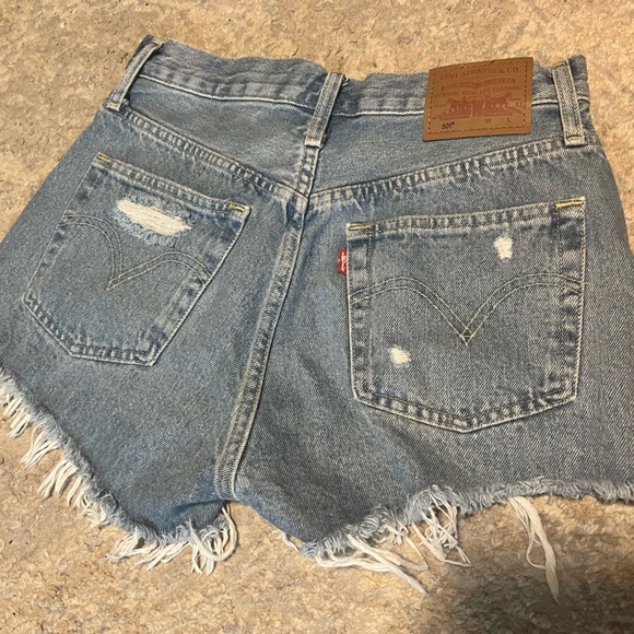 NEW LEVI JEAN SHORTS 501 - Picture 2 of 2